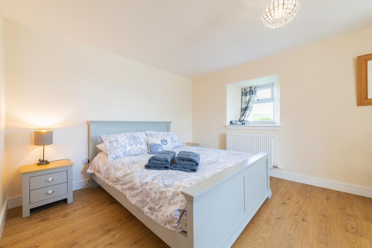 Nether Newton - Sleeps 12, Hottub, Sauna, Private Garden Newmilns Exterior photo