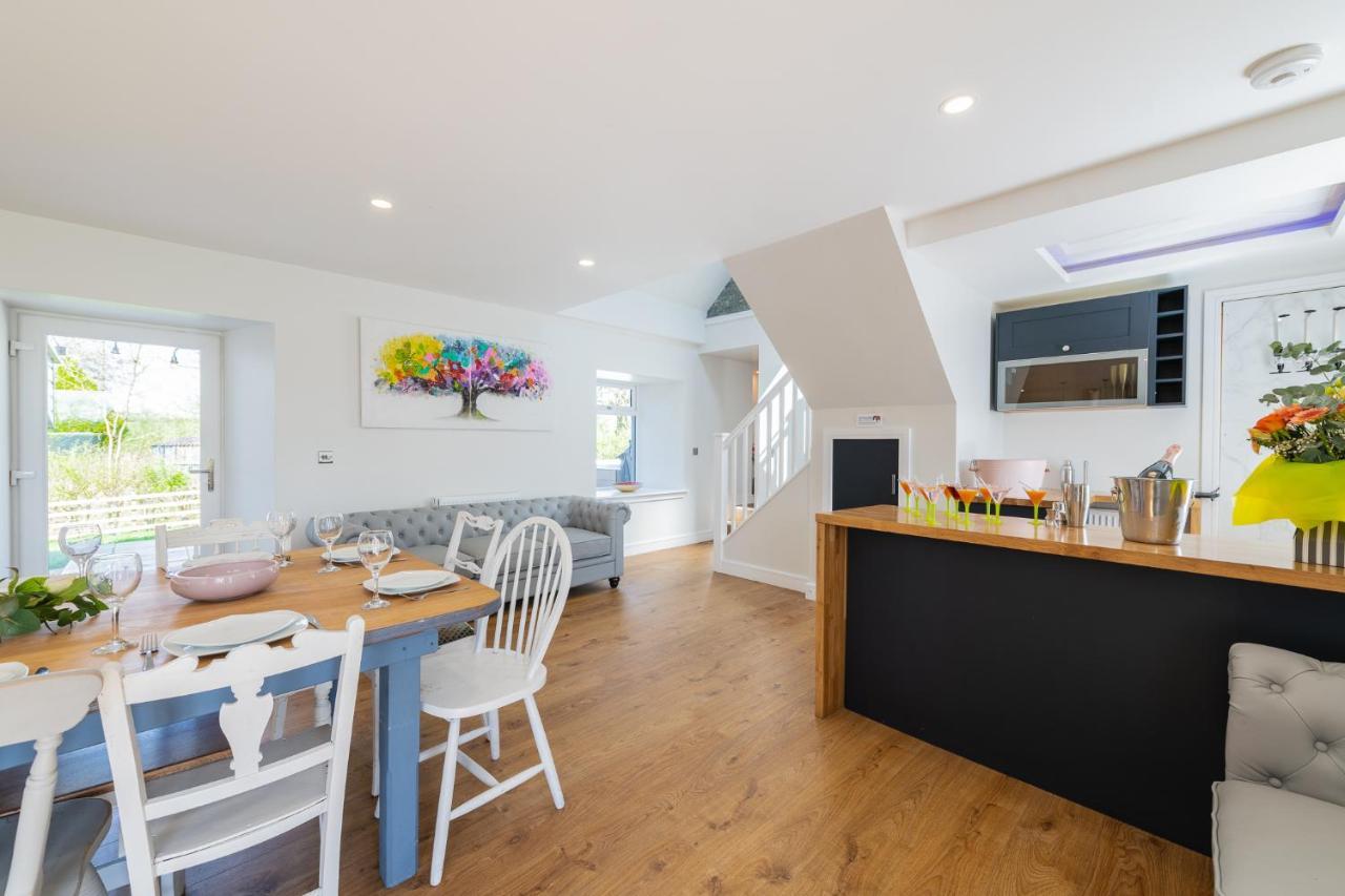 Nether Newton - Sleeps 12, Hottub, Sauna, Private Garden Newmilns Exterior photo