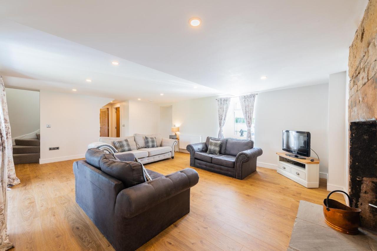 Nether Newton - Sleeps 12, Hottub, Sauna, Private Garden Newmilns Exterior photo