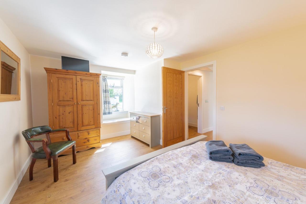 Nether Newton - Sleeps 12, Hottub, Sauna, Private Garden Newmilns Exterior photo