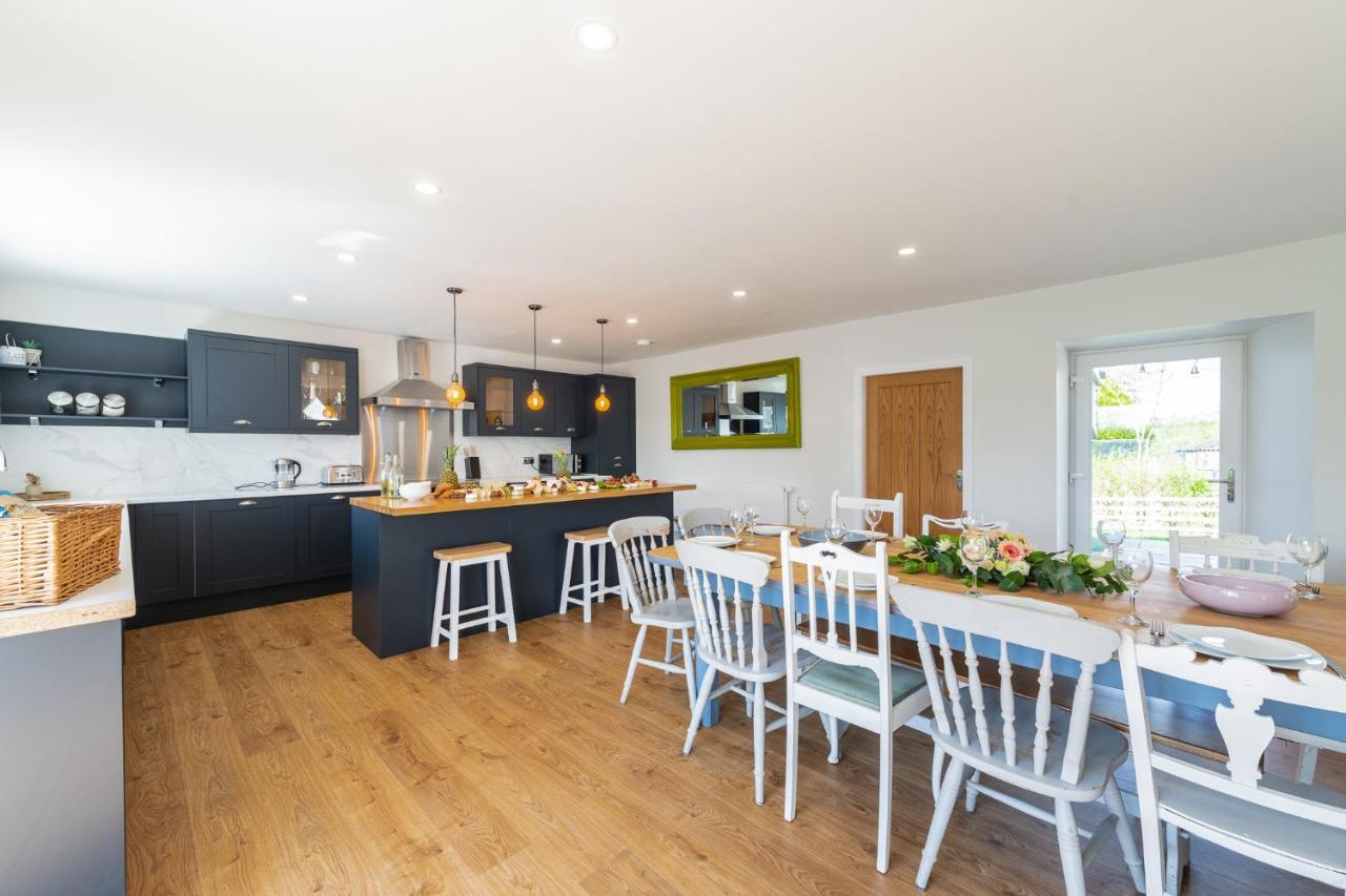 Nether Newton - Sleeps 12, Hottub, Sauna, Private Garden Newmilns Exterior photo