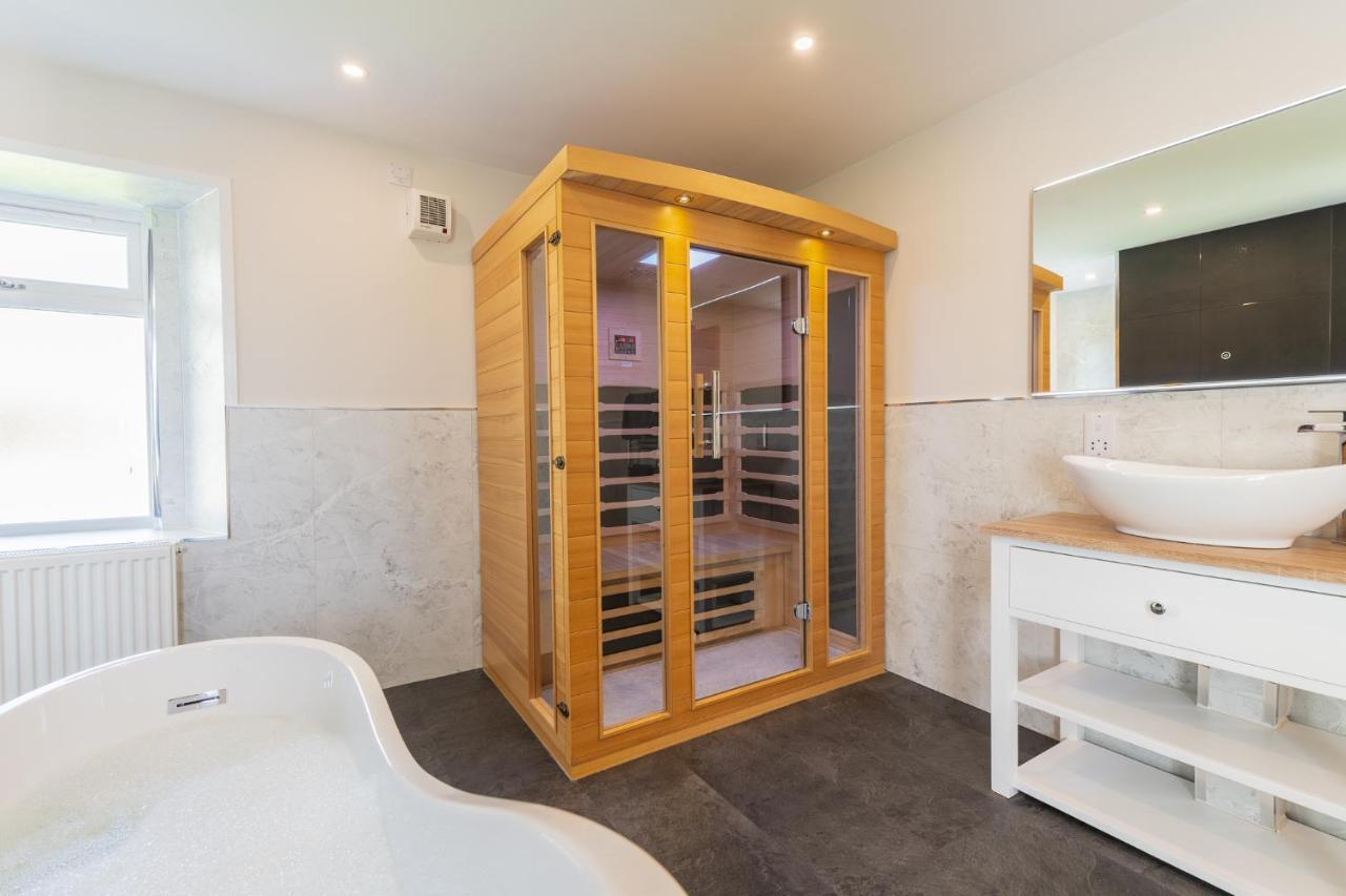 Nether Newton - Sleeps 12, Hottub, Sauna, Private Garden Newmilns Exterior photo