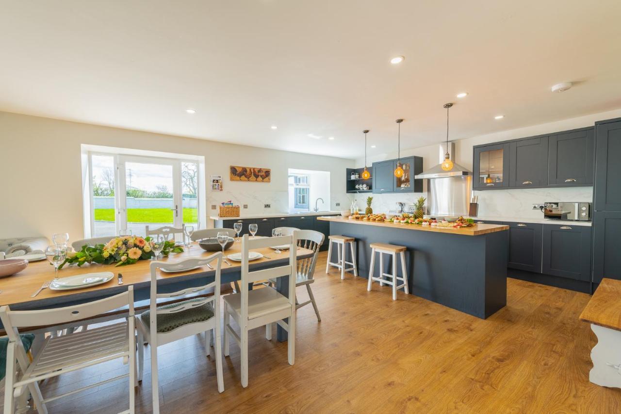 Nether Newton - Sleeps 12, Hottub, Sauna, Private Garden Newmilns Exterior photo