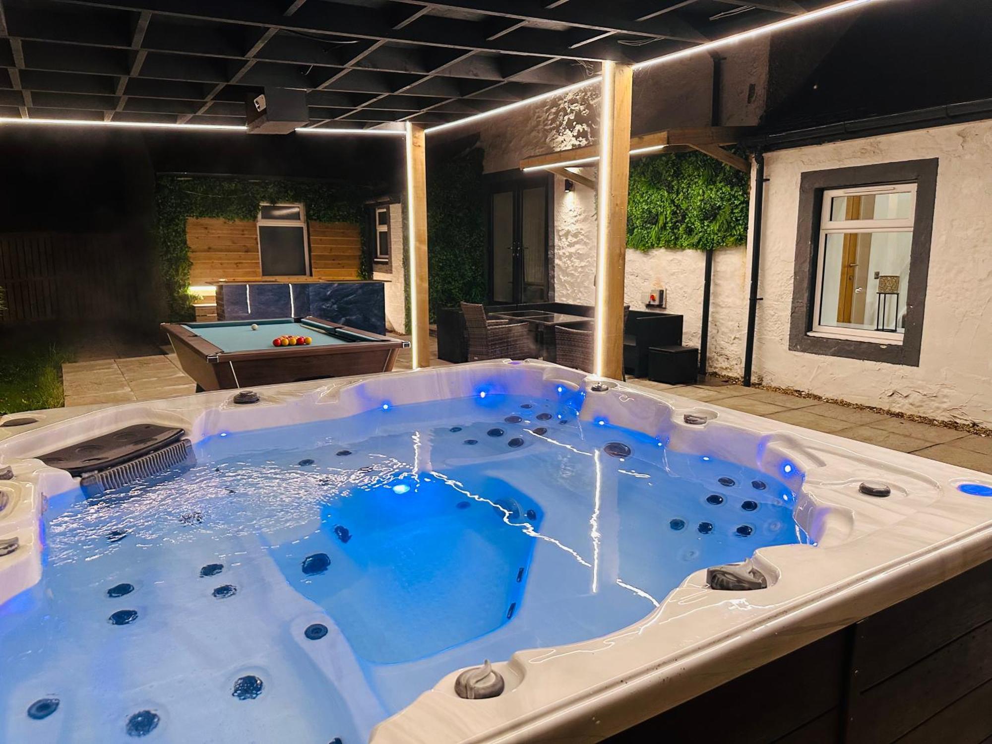 Nether Newton - Sleeps 12, Hottub, Sauna, Private Garden Newmilns Exterior photo